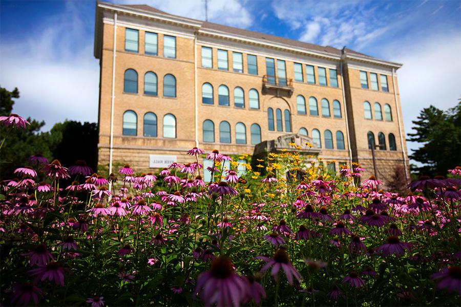 Hyer hall in the spring time